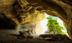 Звуки пещеры: капающие капли воды, эхо, шаги